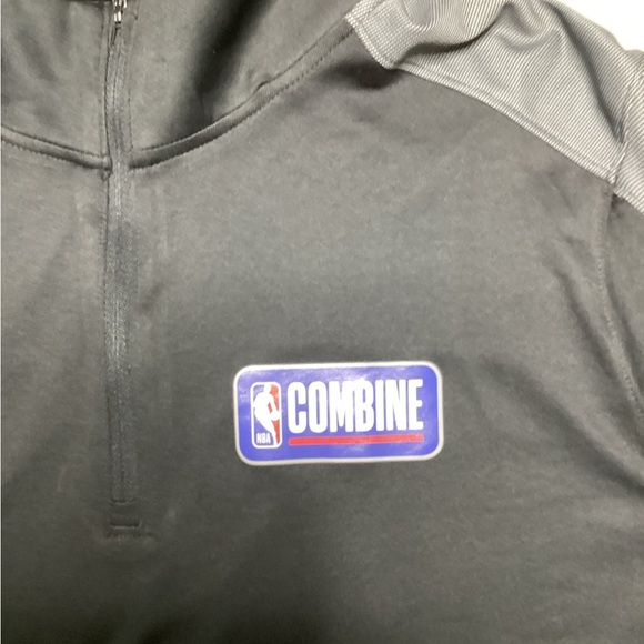 Under Armour Black and Gray light weight Performance Pullover - Picture 4 of 8